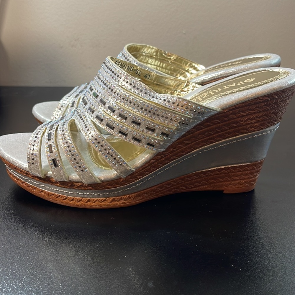 NIB $49R Patrizia Beaming Silver Wedge. Size 41 - Picture 6 of 9